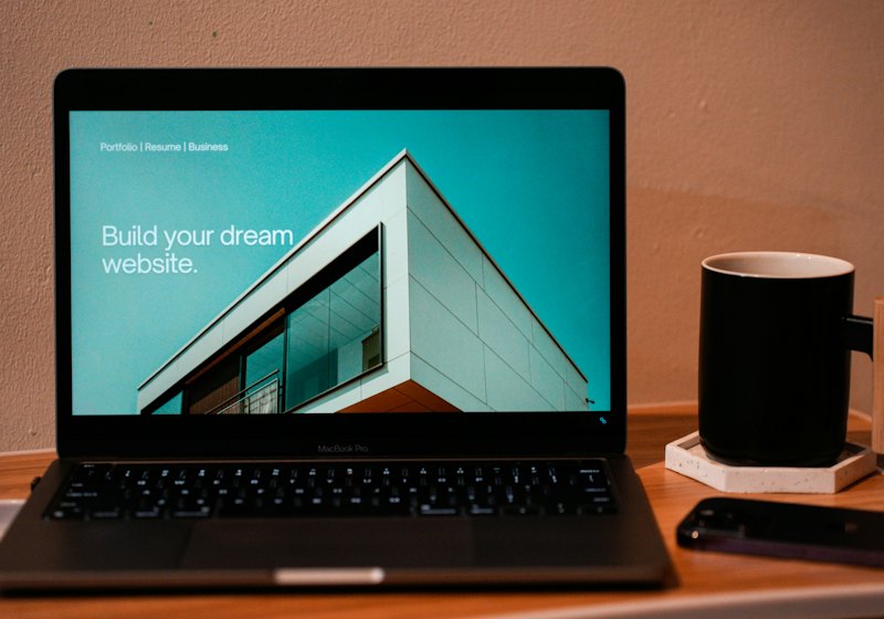Laptop menampilkan halaman website